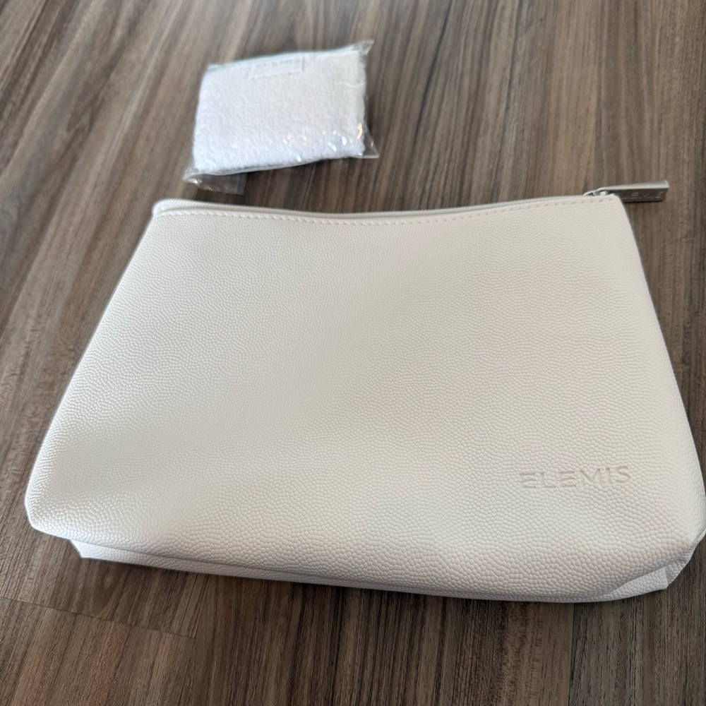 Elemis White Cosmetic Pouch with Face Towel - Picture 2 of 9